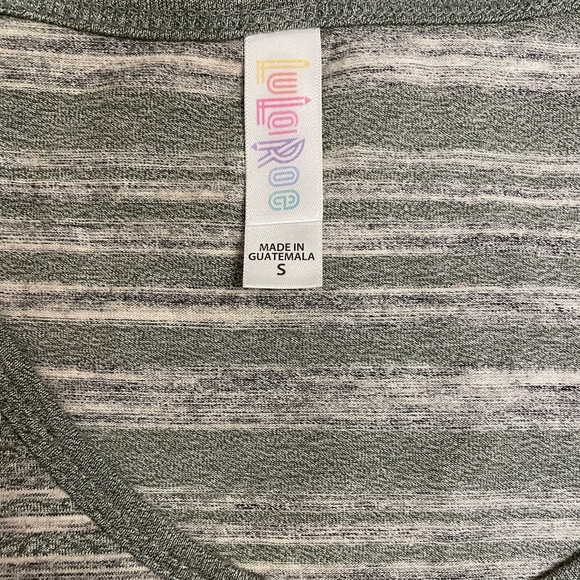 ✨5 for $15✨ Lularoe classic tee small - Picture 2 of 4